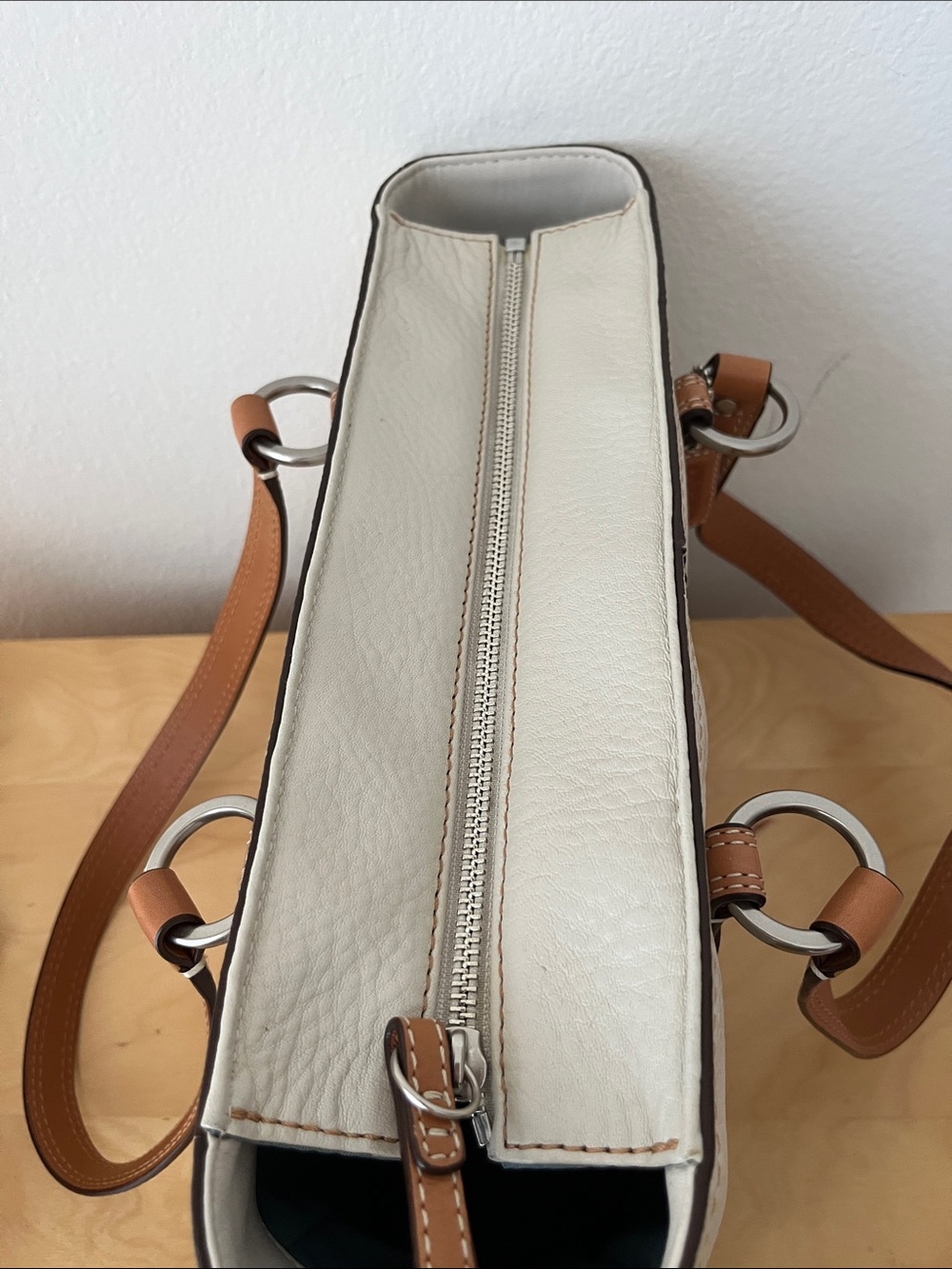 Vintage Coach Chelsea Tote. Cream Leather with Tan Trim - Picture 4 of 11